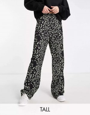 Эксклюзивные расклешенные брюки черного цвета с цветочным принтом Pieces Tall. Цвет: черный
