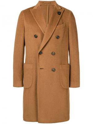 Двубортное пальто Lardini. Цвет: бежевый