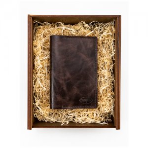 Обложка для паспорта ручной работы из натуральной кожи Pull-Up, шоколад. Подарочная упаковка Custopelle. Цвет: коричневый