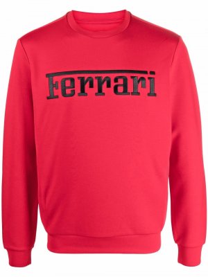 Толстовка с вышитым логотипом Ferrari. Цвет: красный