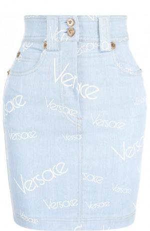 Джинсовая мини-юбка с логотипом бренда Versace. Цвет: голубой