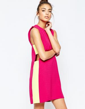 Цельнокройное платье с контрастными вставками по бокам Marcia Hedonia. Цвет: розовый