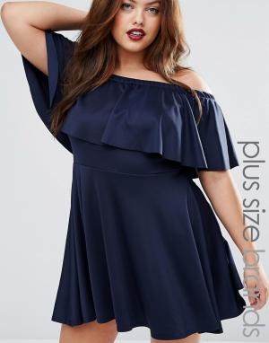 Короткое приталенное платье с открытыми плечами и оборкой Plus Praslin. Цвет: темно-синий