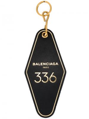 Брелок для ключей в виде ярлыка отельного номера Balenciaga. Цвет: черный