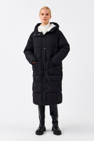 Пальто зимнее утепленное с капюшоном befree. Цвет: черный