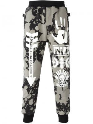 Спортивные штаны с абстрактным принтом KTZ. Цвет: серый