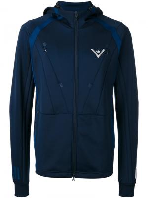 Спортивная куртка с капюшоном Adidas By White Mountaineering. Цвет: синий