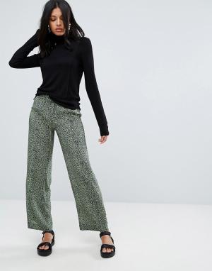 Шелковые брюки с леопардовым принтом Alisa To Be Adored. Цвет: зеленый