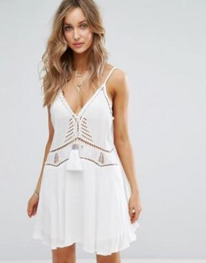 Белое пляжное платье с кисточками Surf Gypsy. Цвет: белый