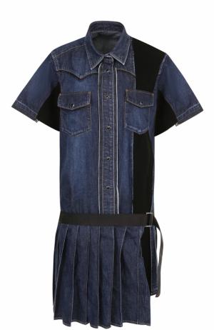 Джинсовое мини-платье с плиссированной юбкой Sacai. Цвет: голубой