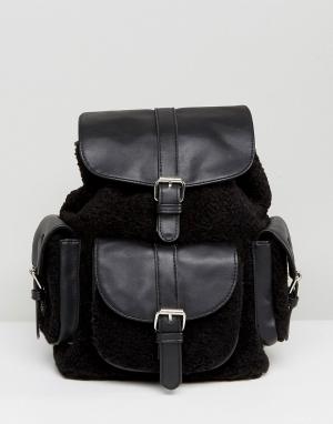Черный рюкзак со вставками из искусственной овчины и карманом Glamorous. Цвет: черный