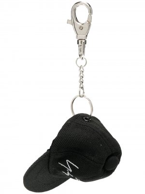 Брелок с подвеской в форме кепки Yohji Yamamoto. Цвет: черный