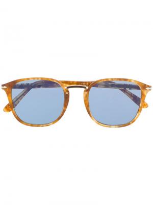 Солнцезащитные очки в квадратной оправе Persol. Цвет: коричневый