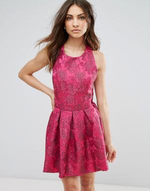 Короткое приталенное платье из парчи City Goddess. Цвет: розовый