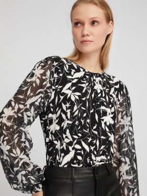 Трикотажная блузка с цветочным принтом и акцентом на рукавах zolla. Цвет: черный