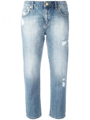 Укороченные джинсы с потертой отделкой Michael Kors. Цвет: синий