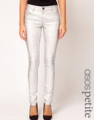 Зауженные джинсы с голографическим блестящим принтом ASOS Petite. Цвет: серебряный