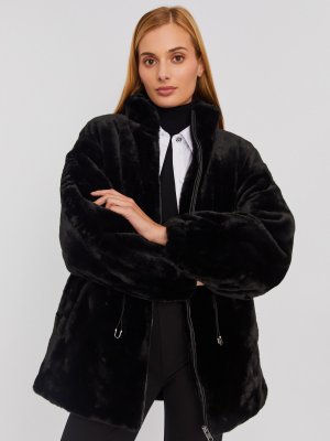 Тёплая куртка-шуба из искусственного меха на синтепоне с регулируемой талией zolla. Цвет: черный