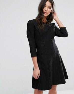 Короткое приталенное платье с рукавами 3/4 Lavand. Цвет: черный
