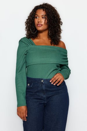 Изумрудно-зеленая базовая вязаная блузка больших размеров с асимметричным воротником , зеленый Trendyol