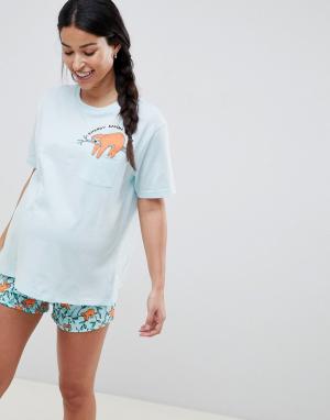 Пижама из футболки и шортов с ленивцем ASOS DESIGN Maternity. Цвет: синий