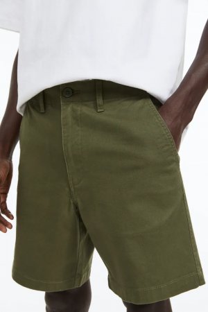 Короткие брюки чинос стандартного кроя, зеленый H&M