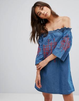 Джинсовое платье с открытыми плечами и вышивкой Parisian. Цвет: синий