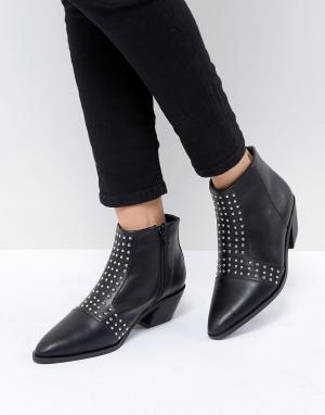 Ботинки на каблуке с заклепками St Sana. Цвет: черный