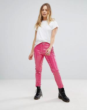 Блестящие брюки зауженного кроя из искусственной кожи Glamorous. Цвет: розовый