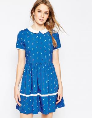 Короткое приталенное платье с контрастным воротником и принтом d.RA. Цвет: blue bird