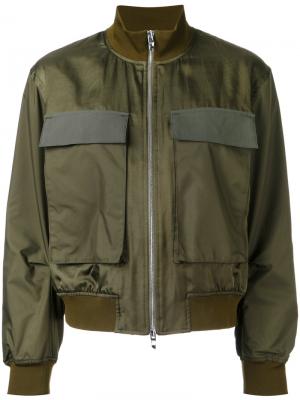Куртка-бомбер с накладными карманами Astraet. Цвет: зелёный