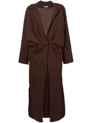 Длинное пальто со сборками Jacquemus. Цвет: коричневый