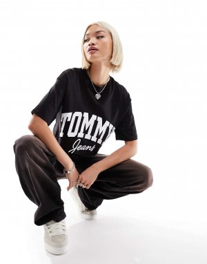 Черная укороченная футболка большого размера с короткими рукавами и логотипом университета Tommy Jeans. Цвет: черный