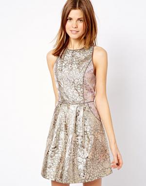 Платье со спинкой-борцовкой и металлизированной отделкой Galatic A Wear. Цвет: серебряный