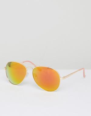 Солнцезащитные очки-авиаторы с зеркальными стеклами Lipsy. Цвет: золотой