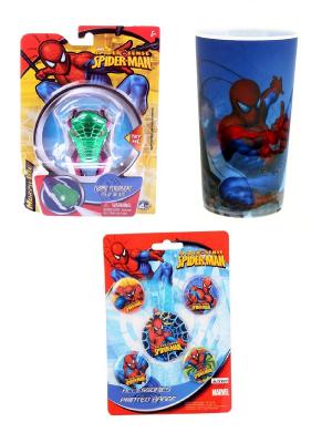 Набор из 7-ми предметов Spider-Man: игрушка фонарик, пластиковый стакан, 5 значков Spider-Man. Цвет: голубой, белый, красный