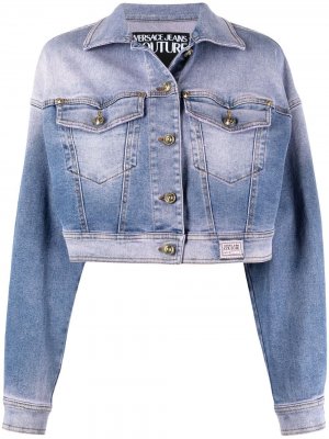 Укороченная джинсовая куртка с эффектом потертости Versace Jeans Couture. Цвет: синий