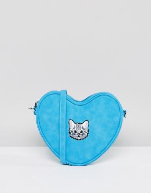 Голубая сумка в форме сердца с ремешком через плечо и вышитым котенком Lazy Oaf. Цвет: синий