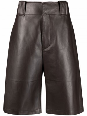 Кожаные шорты по колено Bottega Veneta. Цвет: коричневый