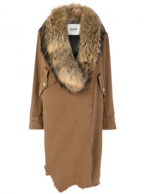 Состаренное асимметричное пальто Bazar Deluxe. Цвет: коричневый