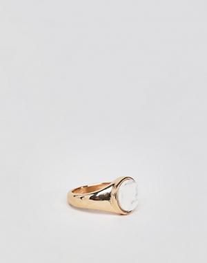 Золотистое кольцо-печатка с белым камнем Chained & Able. Цвет: золотой