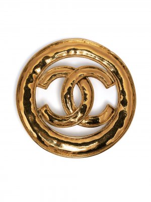 Брошь 1994-го года с логотипом CC Chanel Pre-Owned. Цвет: золотистый