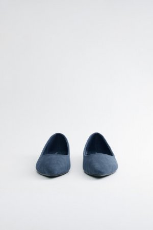 Туфли-балетки с острым носком из искусственного нубука befree. Цвет: синий