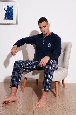 Зимний флисовый пижамный комплект с круглым вырезом и пуговицами в клетку стандартного кроя 60961002 , темно-синий Buratti