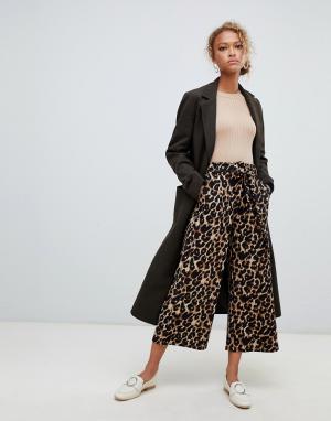 Укороченные брюки с завязками на поясе и леопардовым принтом New Look. Цвет: коричневый