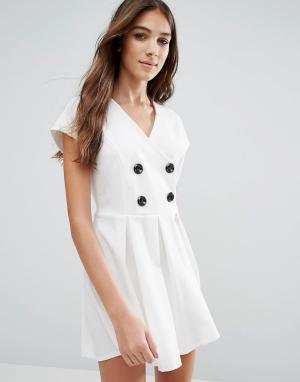 Короткое приталенное платье с пуговицами Wal G. Цвет: белый
