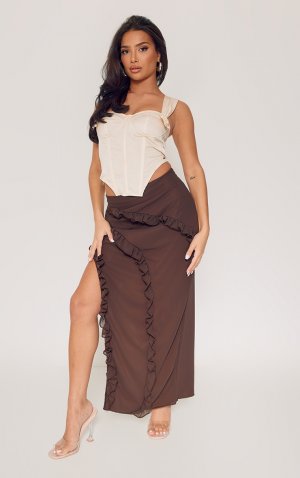 Миниатюрная юбка с рюшами шоколадного цвета и разрезом по бокам PrettyLittleThing