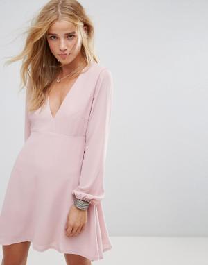 Чайное платье с глубоким V-образным вырезом и завязками на рукавах Ophellia WYLDR. Цвет: розовый