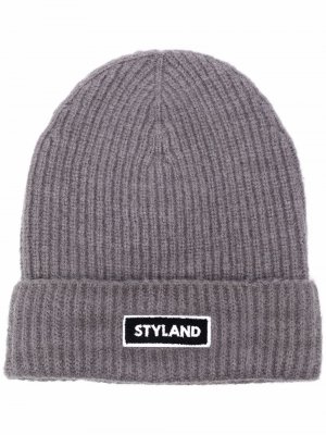 Шапка бини в рубчик с нашивкой-логотипом Styland. Цвет: серый
