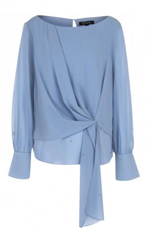 Шелковая блуза с оборкой и декоративной отделкой St. John. Цвет: голубой